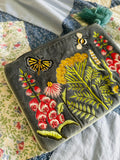 Pochette brodée 🧵🌷🐝
