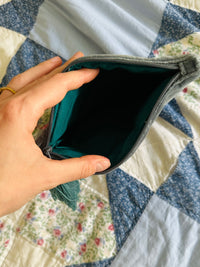 Pochette brodée 🧵🌷🐝